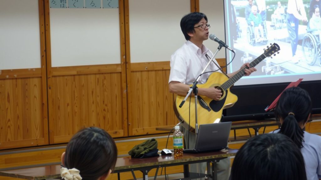 湯梨浜町立東郷小学校PTA人権教育講演会で歌う石川達之