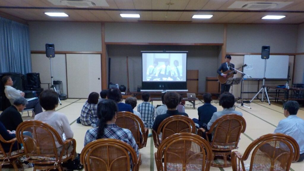 高城公民館の人権講演会で歌う石川達之