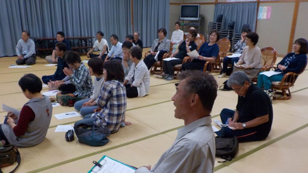 高城公民館の人権講演会で石川達之の話を聞く住民