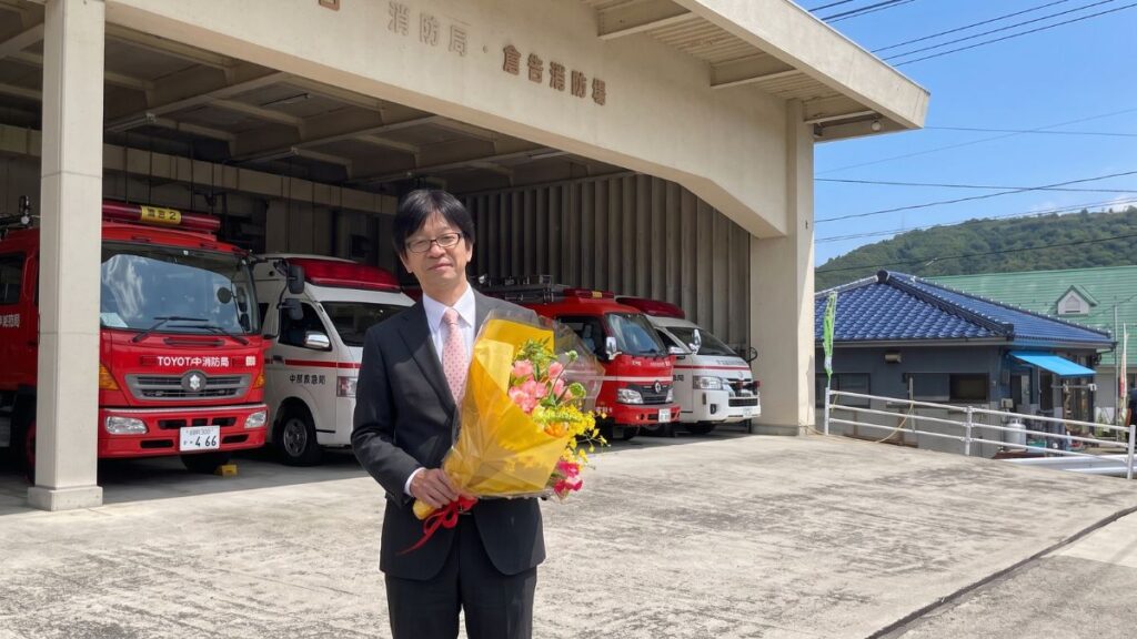 早期退職した石川達之の消防庁舎前の記念写真