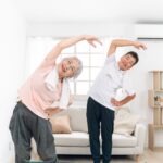 運動する高齢者夫婦の画像