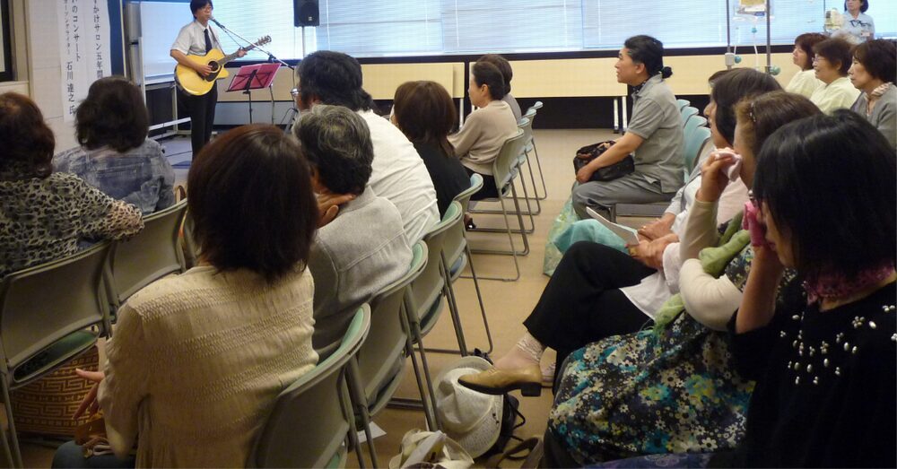 石川の講演を聴いて涙する参加者