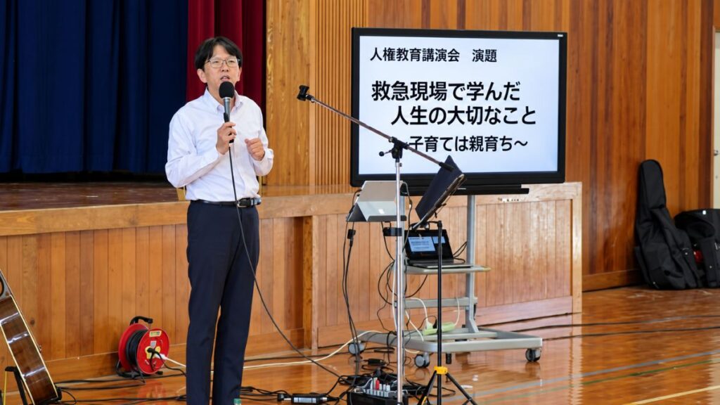 郡家西小学校で講演する石川達之