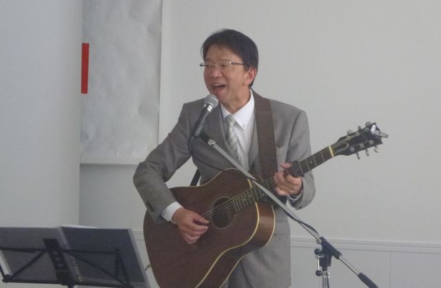 傾聴ボランティア「あいりす」研修会で歌う石川