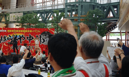 鳥取中部地震の復興イベントでステージで歌う石川