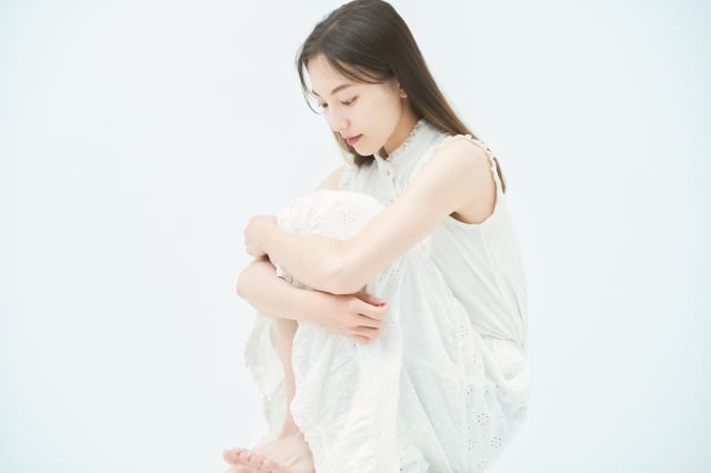 考え込む女性