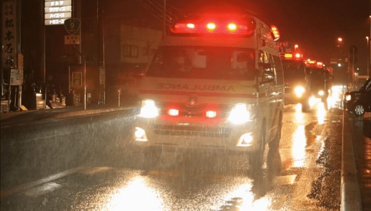 夜間雨降りに走行する救急車