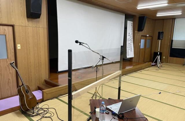石川の講演が始まる前の公民館