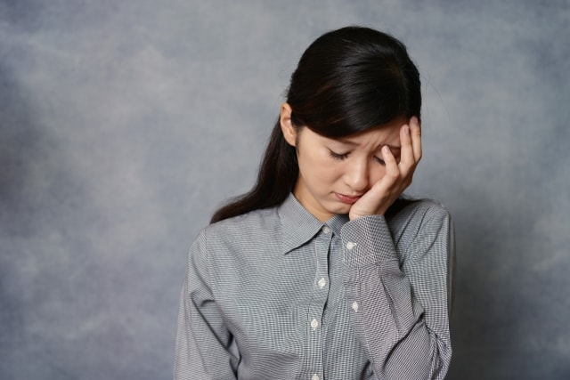muri 悩んでいる若い女性
