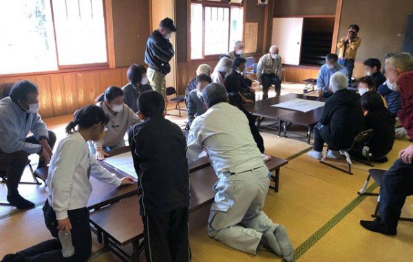 鳥取県倉吉市服部公民館での防災訓練で話し合う区民
