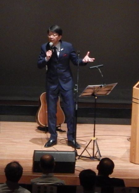 講演会のステージで話す石川