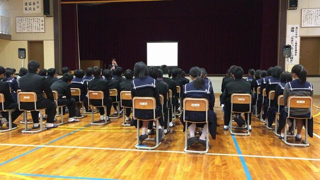 石川の講演を聞く中学生