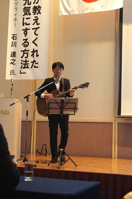 日本保育協会中国・四国ブロック研修会のステージで歌う石川
