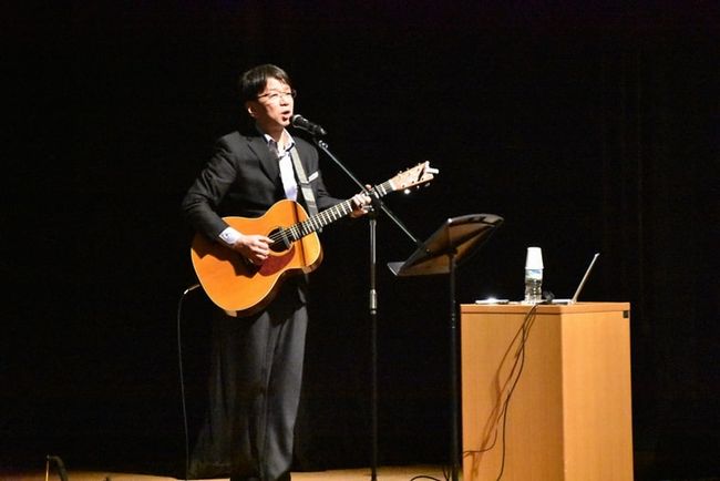 JA女性会での講演会で歌う石川
