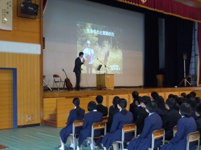 中学生を前に講演する石川