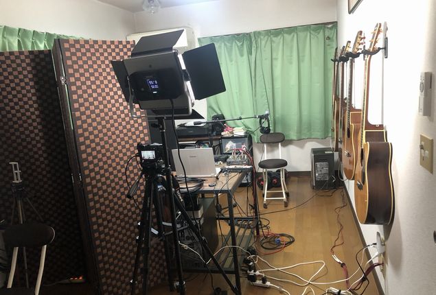 島根県松江市の松江市立女子高校のオンライン講演会の準備をする石川の部屋