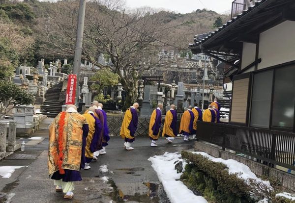 雪の中、本堂へ向かう僧侶たち