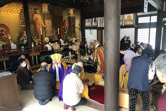 お寺の本堂で祈祷する僧侶たち