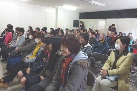 「とまり公民館まつり」講演で石川の話を聞いて笑う参加者