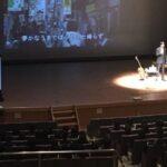 山口県和気町の人権講演会のステージで話す石川