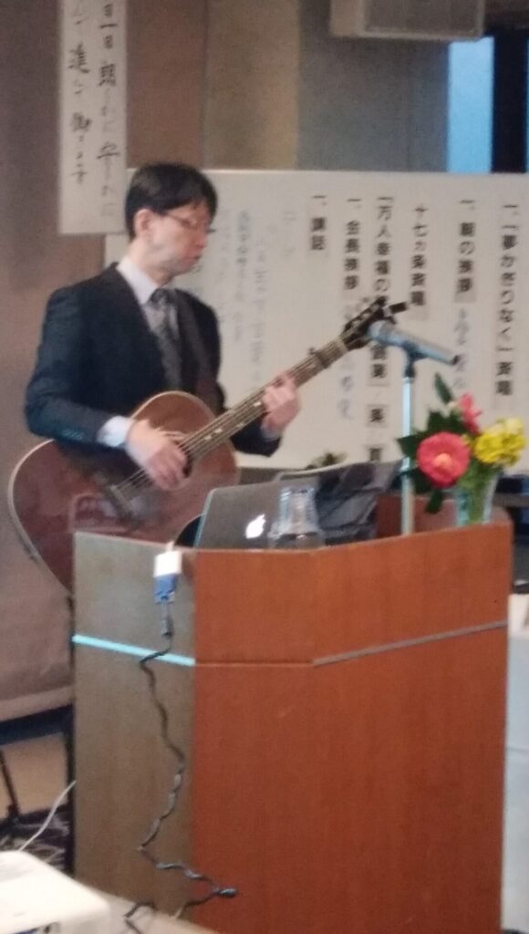 松江市中海倫理法人会のモーニングセミナーで歌う石川