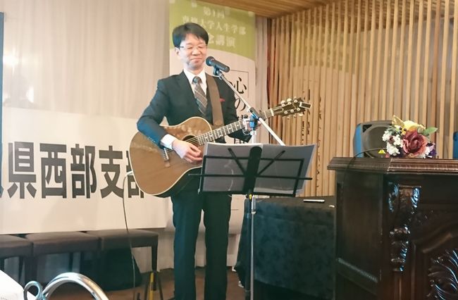 専修大学同窓会の講演で歌う石川
