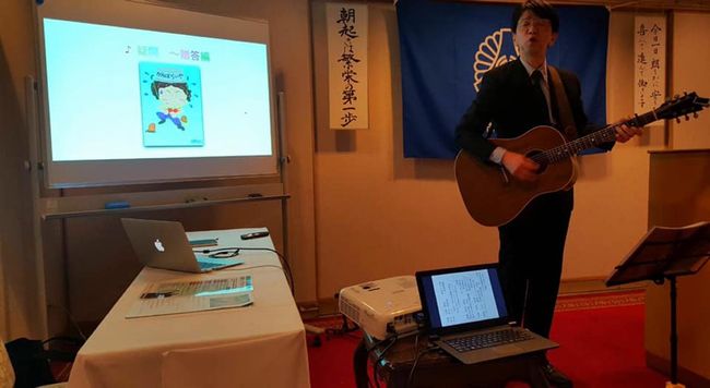 鳥取市倫理法人会モーニングセミナーで歌う石川