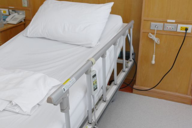 病院の無人のベッド