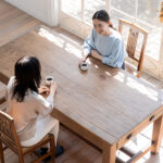 2人の女性がお茶を飲みながら会話をしている画像