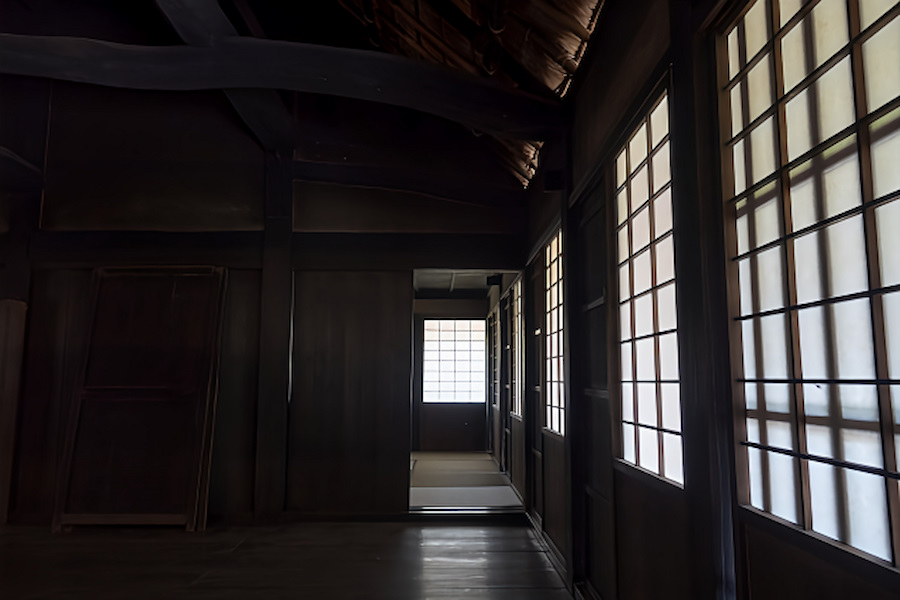 古い日本家屋の暗い廊下