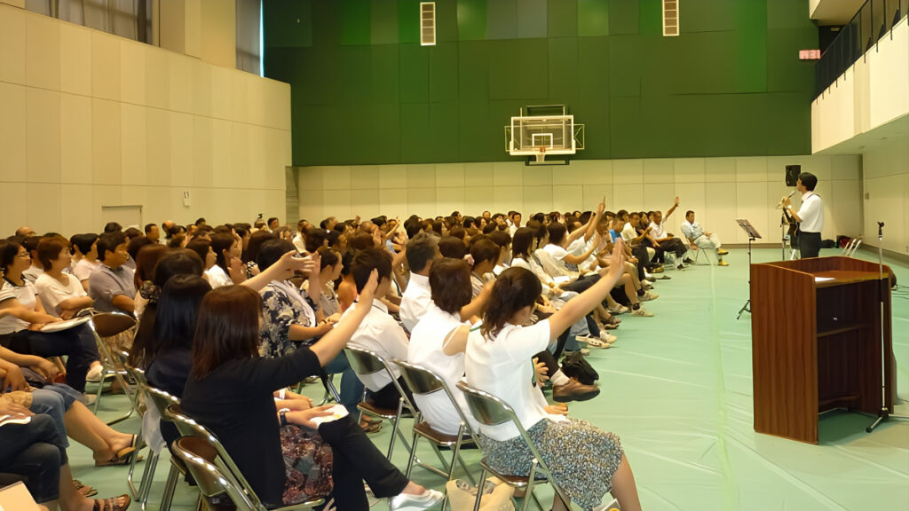 中学校保護者会で講演する石川