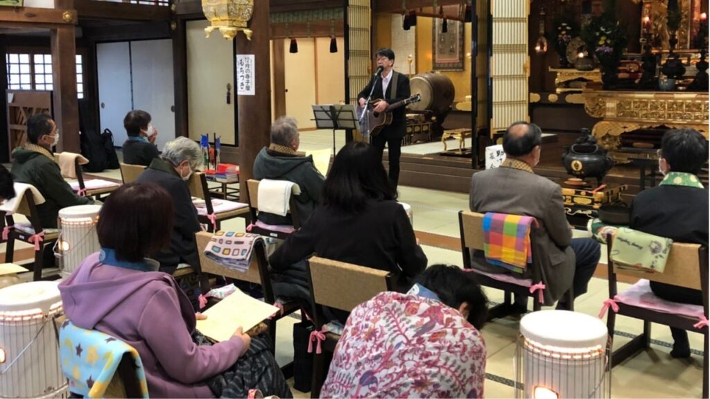 お寺の本堂で歌う石川