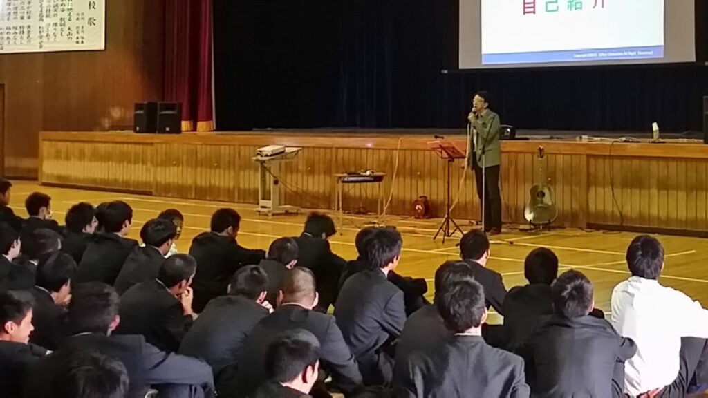 中学校の体育館で歌う石川