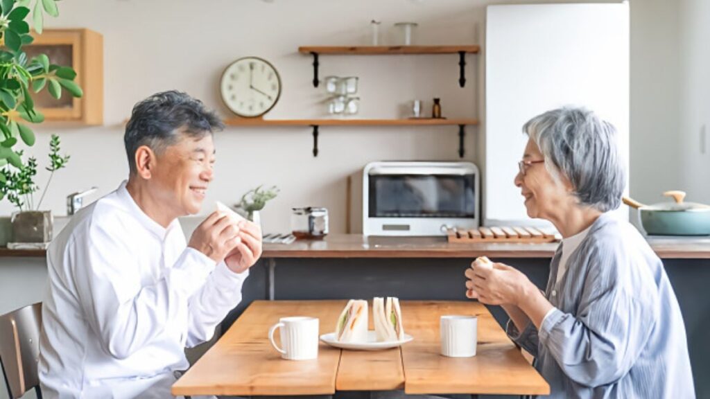 楽しそうに食事する高齢者夫婦