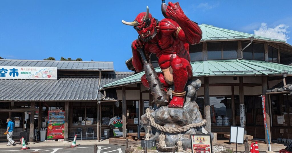 鬼北町の道の駅の鬼の像