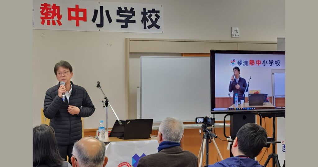 琴浦熱中小学校の授業で話す石川