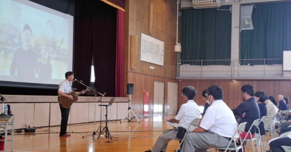 西宮市立大社中学校での講演で歌う石川