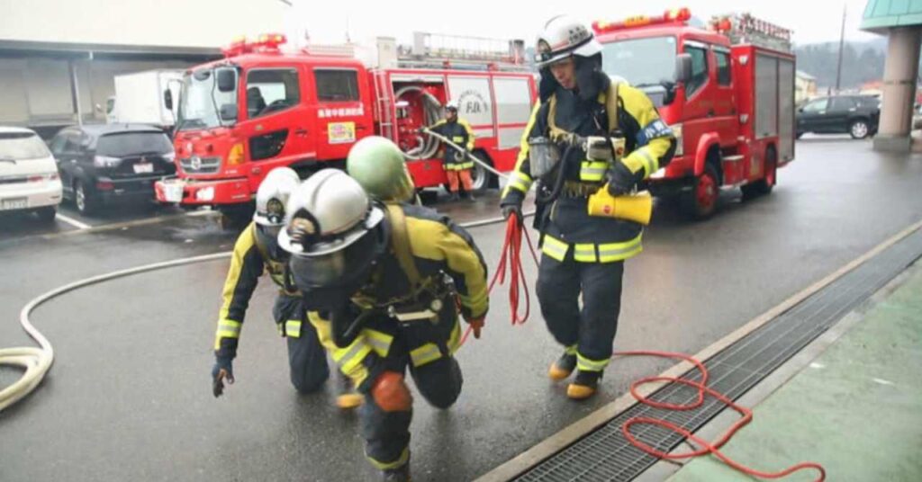 消火訓練中の消防士