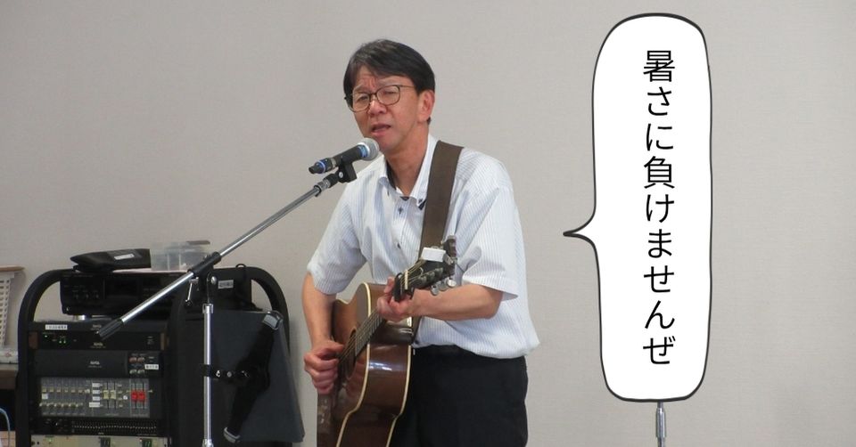 高齢者対象の講演会で歌う石川