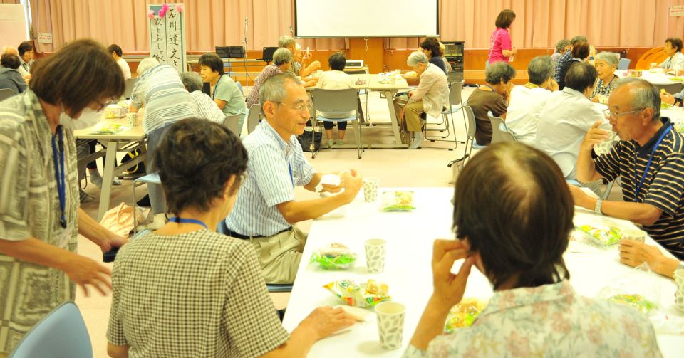 講演のあとでくつろぐ参加者