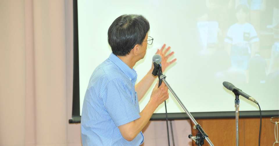 スライドで説明する石川