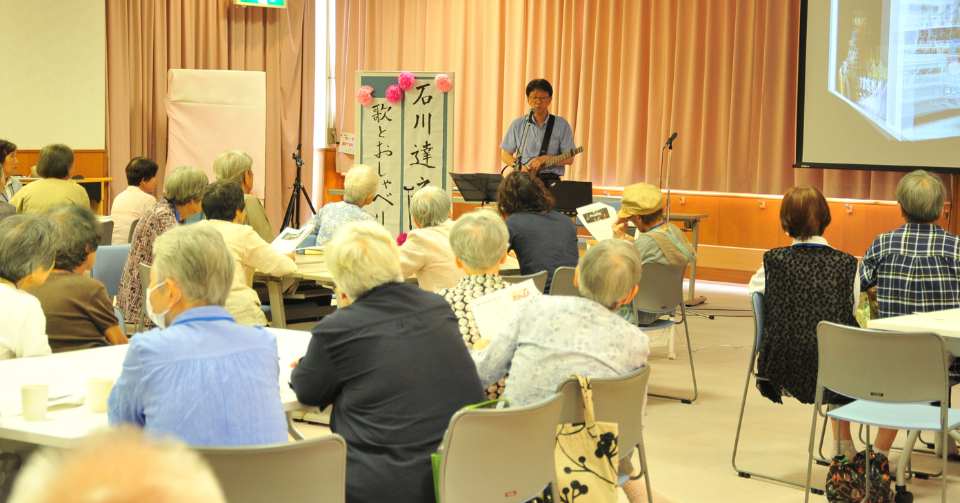 スライドで説明する石川