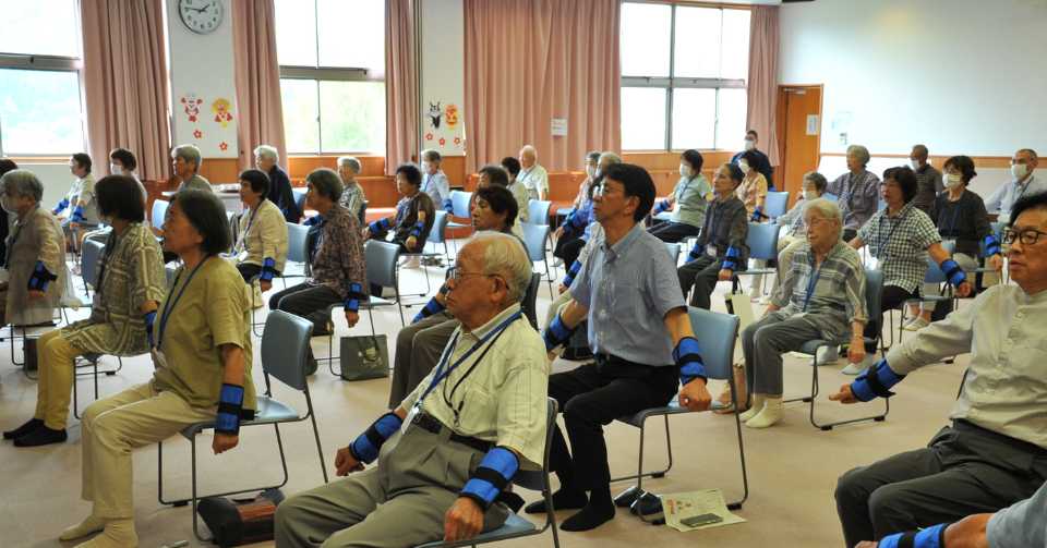百歳体操をする石川
