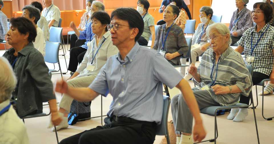 百歳体操をする石川