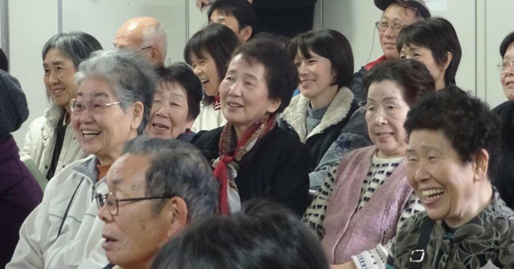 石川の講演を聞いて笑う参加者