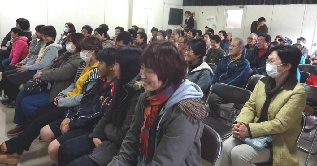 石川の講演を聞いて笑う参加者