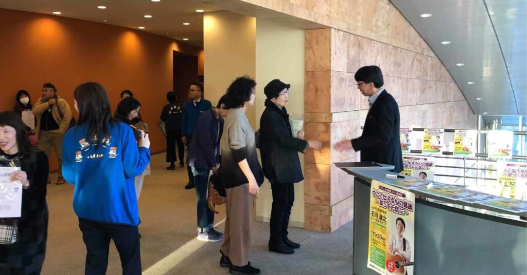 石川の講演が終わったあと参加者と談笑する風景