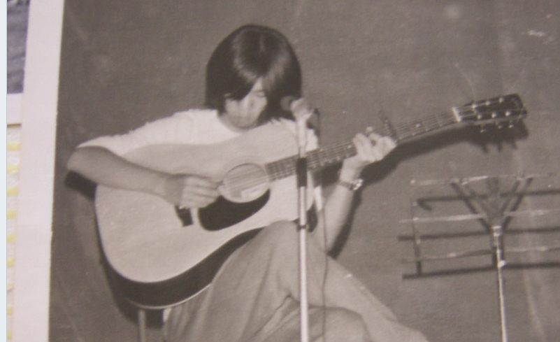 ギターを文化祭で弾く高2の石川の写真