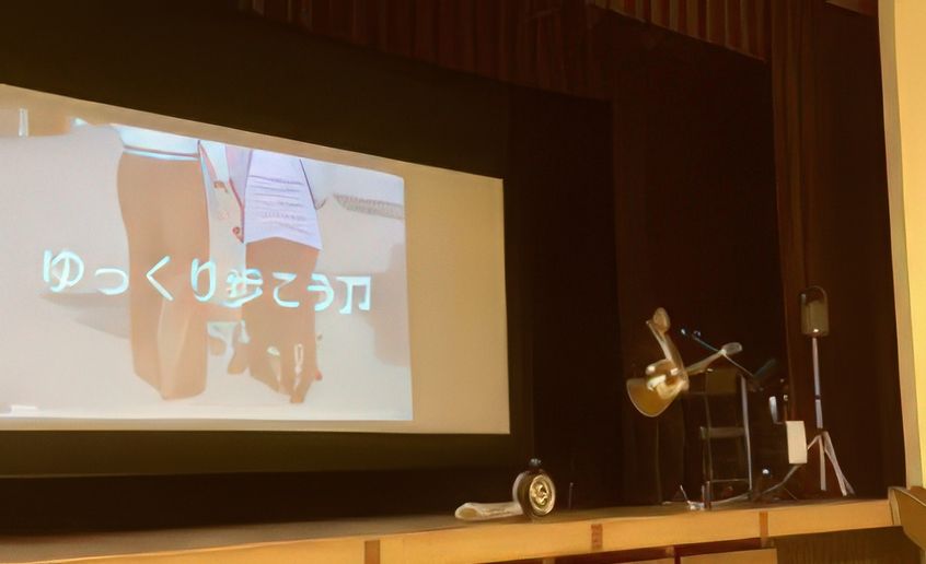 ステージで歌う石川