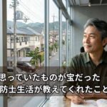 カフェでマインドマップを描いている男性